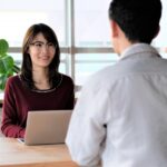 クライアントに提案するデザイナーの女性