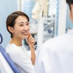 歯科医院の決済方法について尋ねる女性