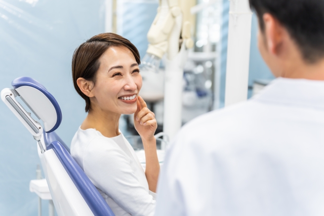 歯科医院の決済方法について尋ねる女性