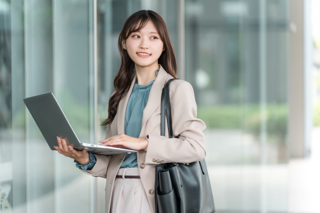 Square(スクエア)と楽天ペイを比較検討している女性