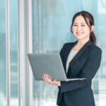 AirPAY(エアペイ)と楽天ペイを比較している女性