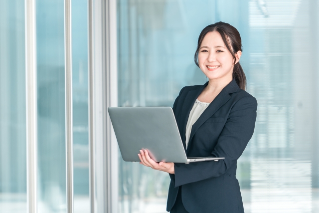 AirPAY(エアペイ)と楽天ペイを比較している女性