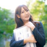 Square決済とSTORES決済を比較している女性