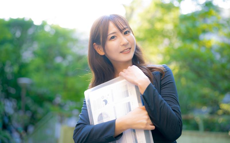 Square決済とSTORES決済を比較している女性