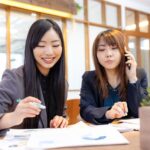 stera packとAirPAY(エアペイ)を比較検討する女性二人組