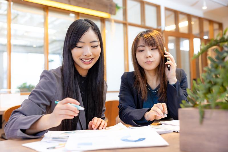 stera packとAirPAY(エアペイ)を比較検討する女性二人組