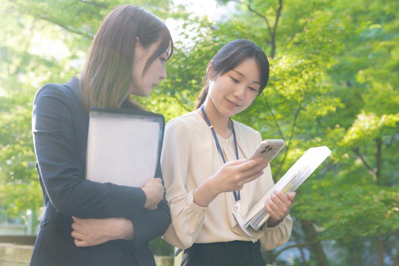 Square決済とAirPAY(エアペイ)どちらを導入するか悩む女性二人