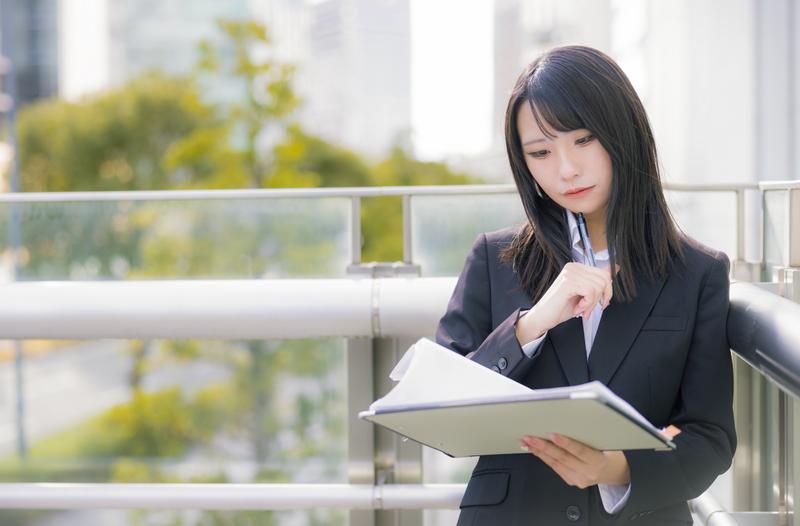 Square(スクエア)とstera pack(ステラパック)を比較する女性