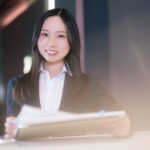 SquareとPAYGATE(スマレジ)の導入比較をしている女性。