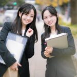 AirPAY(エアペイ)とPayCAS Mobileを比較検討する女性二人組