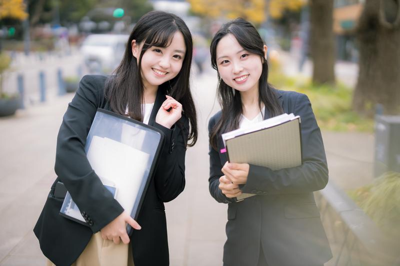 AirPAY(エアペイ)とPayCAS Mobileを比較検討する女性二人組