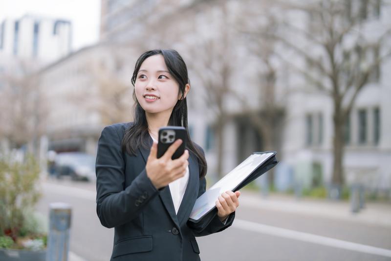 Square(スクエア)とstera tap(ステラパック)を比較している女性